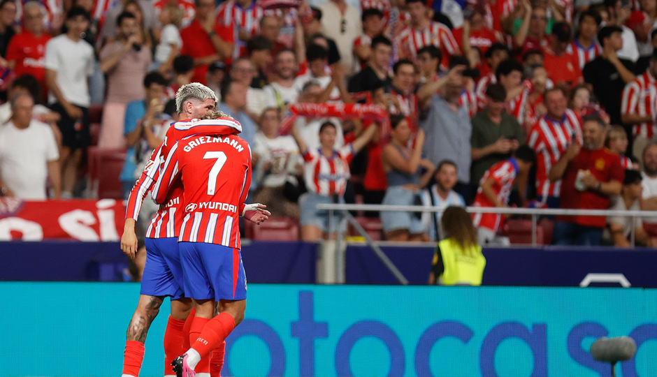 Griezmann, autor del primer gol, recibe el abrazo de De Paul tras el 1-0