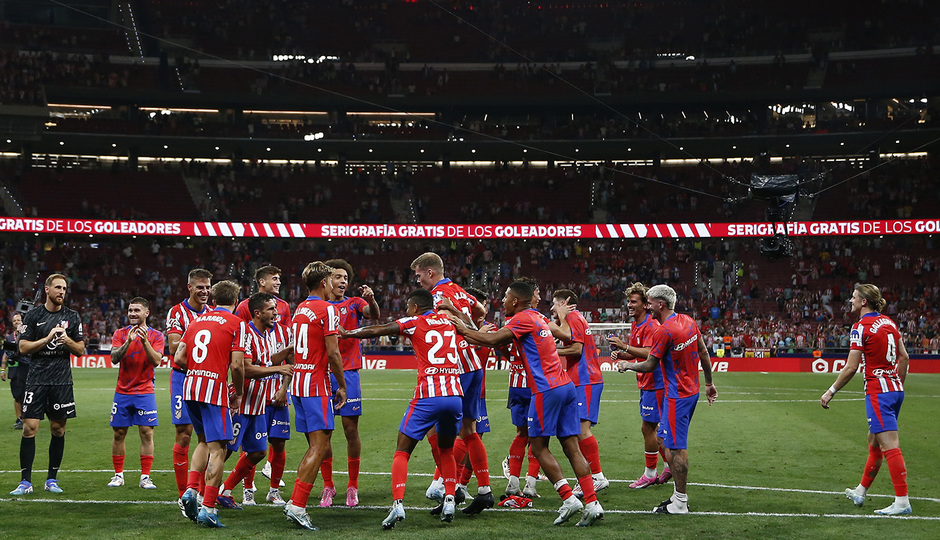 Los jugadores celebran la victoria con la afición al final del partido