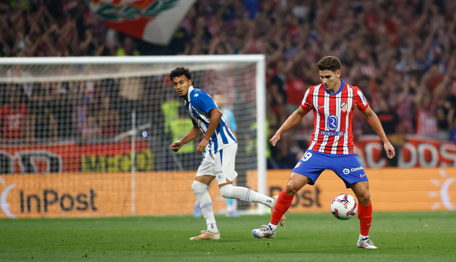 Temp. 24-25 |  Atlético de Madrid - Espanyol | Julián Alvrez disputando el balón