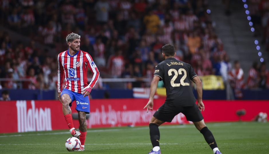 De Paul, que asistió a Gallagher en el primer gol, controla el balón ante Luis Rioja