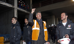 Miguel Ángel Gil Marín, consejero delegado del club, explica al capitán Gabi un detalle sobre las obras del nuevo estadio