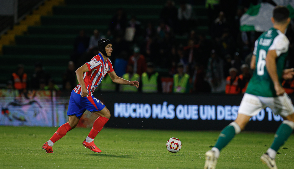 Le Normand volvió a jugar tras la lesión y jugó con casco protector en la cabeza