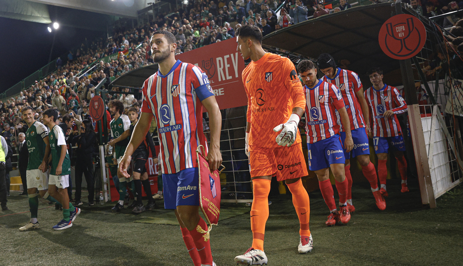 Cacereño-Atleti. Salida equipos campo.