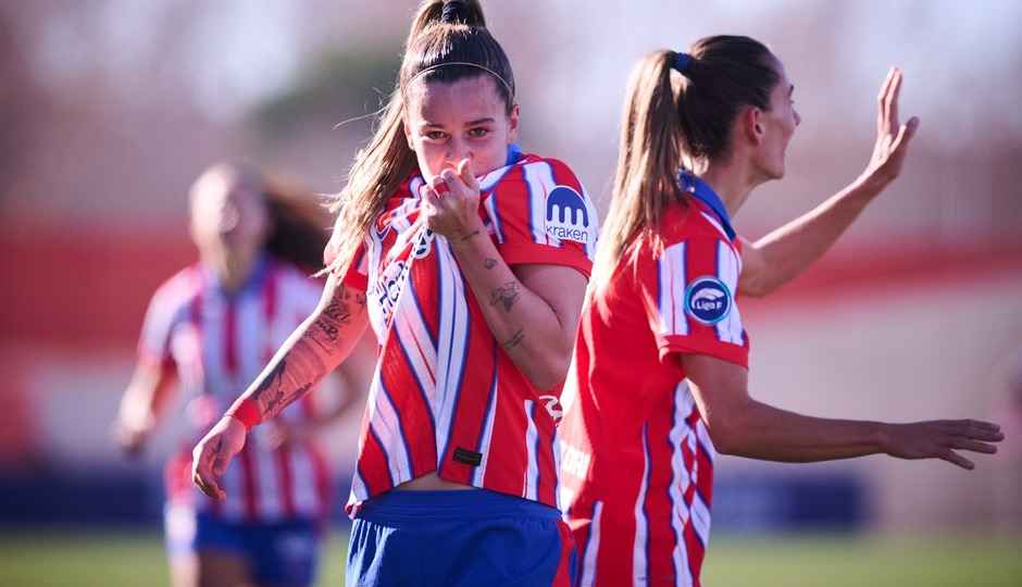 Temp. 24-25 | Atlético de Madrid Femenino - Levante | Beso escudo Rosa Otermín