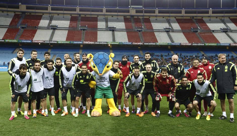 La selección nacional posa con la mascota del Mundial de Brasil 2014 en el Estadio Vicente Calderón