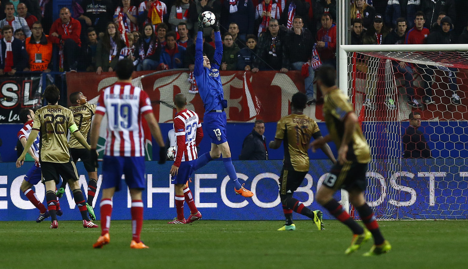 temporada 13/14. Partido Champions League. Atlético de Madrid-AC Milan. Courtois atajando un balón