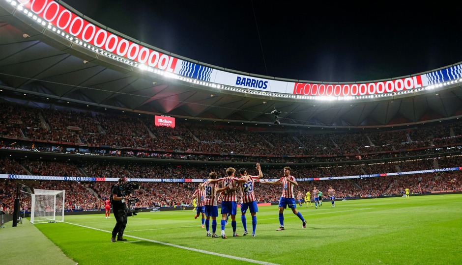 Temp. 25-26 | Atlético - Villareal | Equipo celebrando el gol junto a Simeone con el Sky Ribbon de fondo