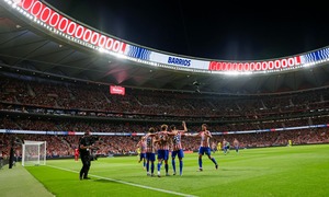 Temp. 25-26 | Atlético - Villareal | Equipo celebrando el gol junto a Simeone con el Sky Ribbon de fondo