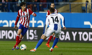 temporada 13/14. Partido Atlético de Madrid-Espanyol. Tiago con el balón