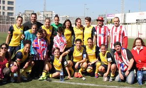Temporada 2013-2014. Las jugadoras Atlético de Madrid Féminas se fotografían con los aficionados