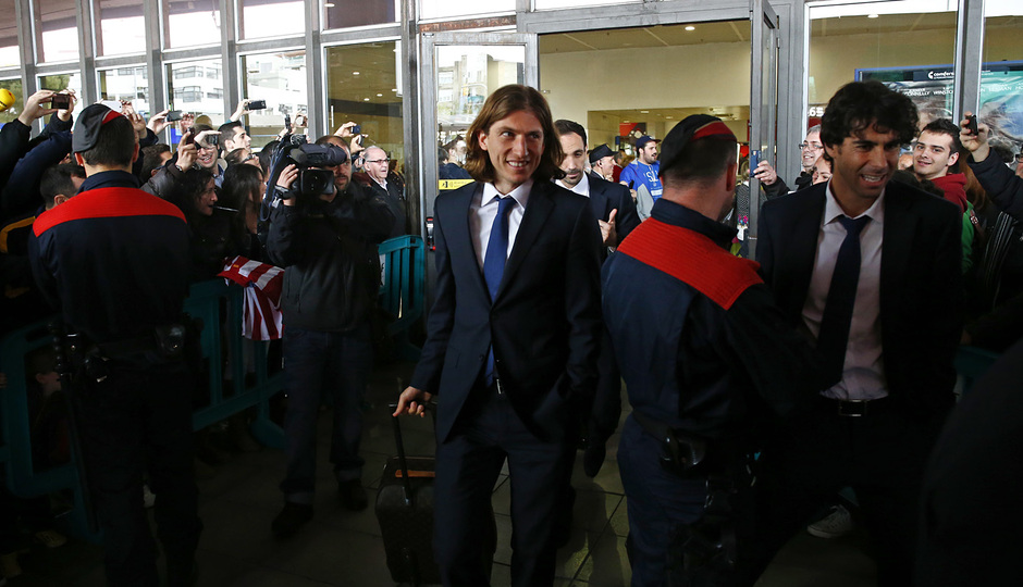 Filipe Luis sale al exterior del aeropuerto de El Prat ante una multitud de aficionados rojiblancos que recibió al equipo en la Ciudad Condal