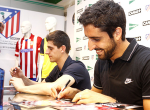 Thibaut Courtois y Raúl García, en la firma de autógrafos organizada por Canal Plus en El Corte Inglés.