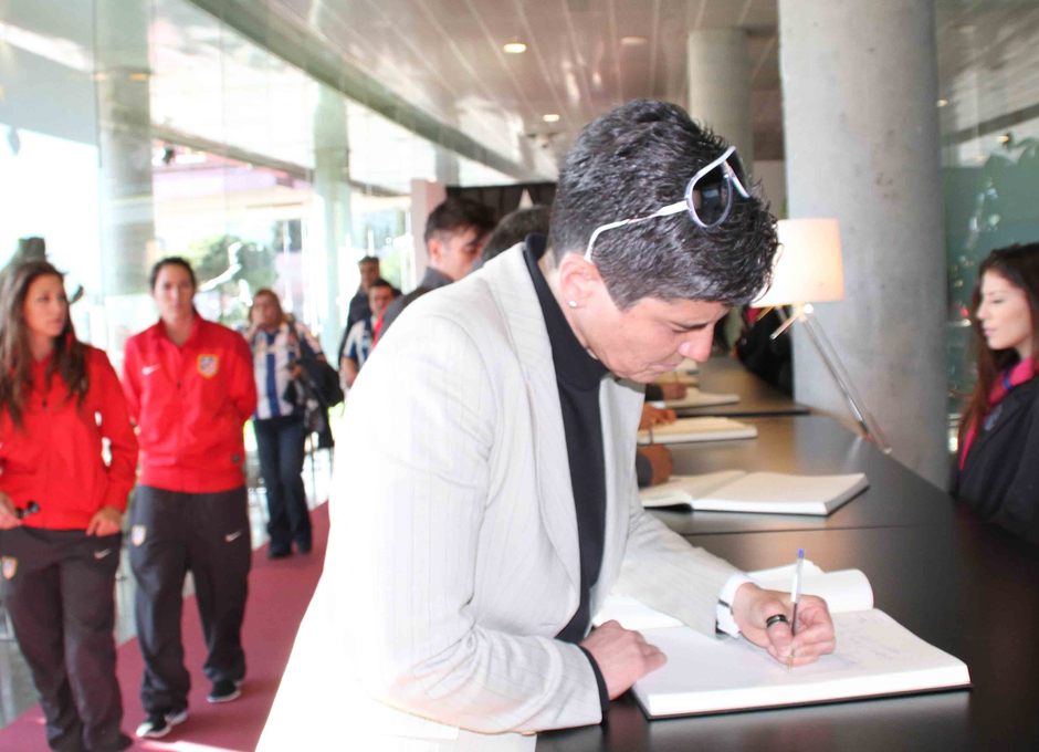 Temporada 2013-2014. Lola Romero firmando en el libro para la familia de Tito Vilanova