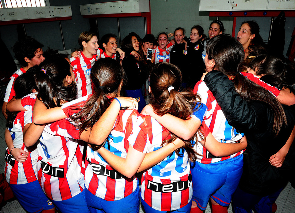 Temporada 2013-2014. Las jugadoras del Féminas D celebrando el título en el vestuario