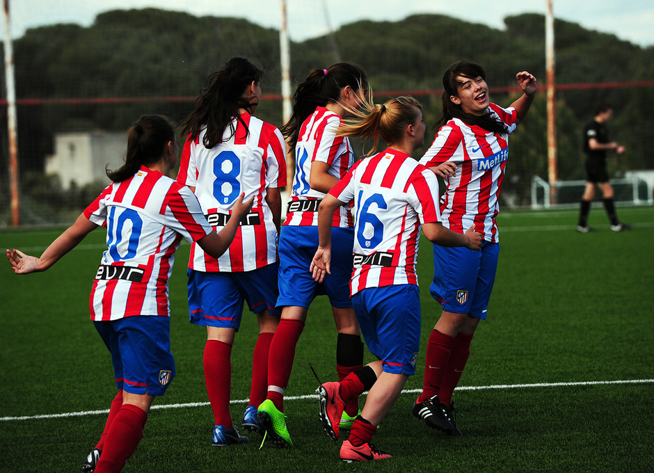 Temporada 2013-2014. El Féminas D celebra uno de los diez goles