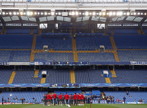 Temporada 13/14. Champions League. El equipo, reunido en el centro del campo.