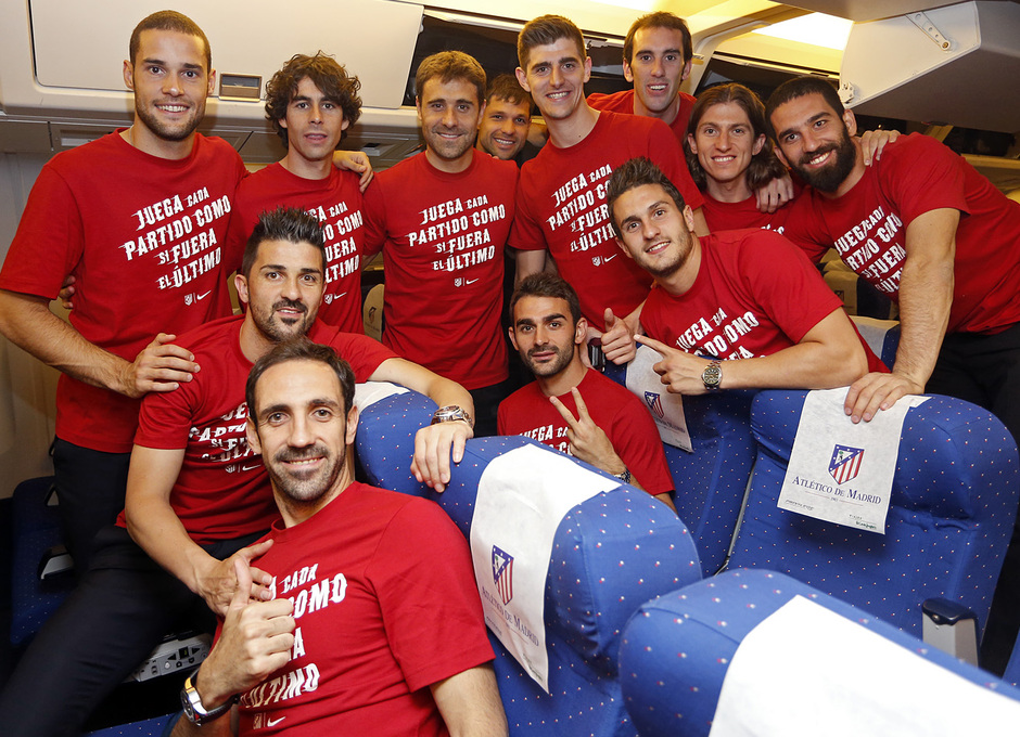 temporada 13/14. Vuelta en avión del partido de Champions Chelsea - Atlético. Jugadores posando con camiseta nike