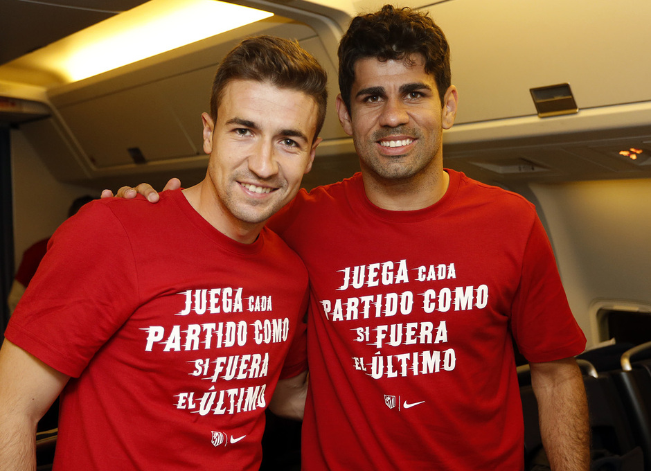 temporada 13/14. Vuelta en avión del partido de Champions Chelsea - Atlético. Jugadores posando con camiseta nike