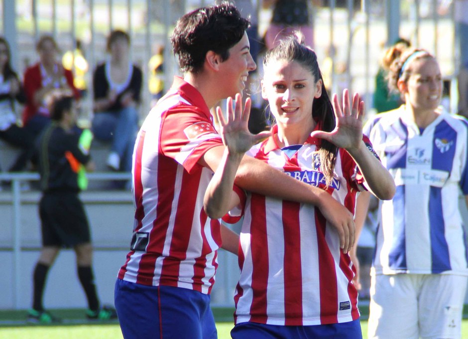 Temporada 2013-2014. Esther González celebra el tercer gol