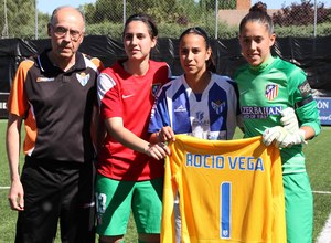 Temporada 2013-2014. Las porteras del Féminas entregan una camiseta a la capitana y entrenador del Fundación Cajasol