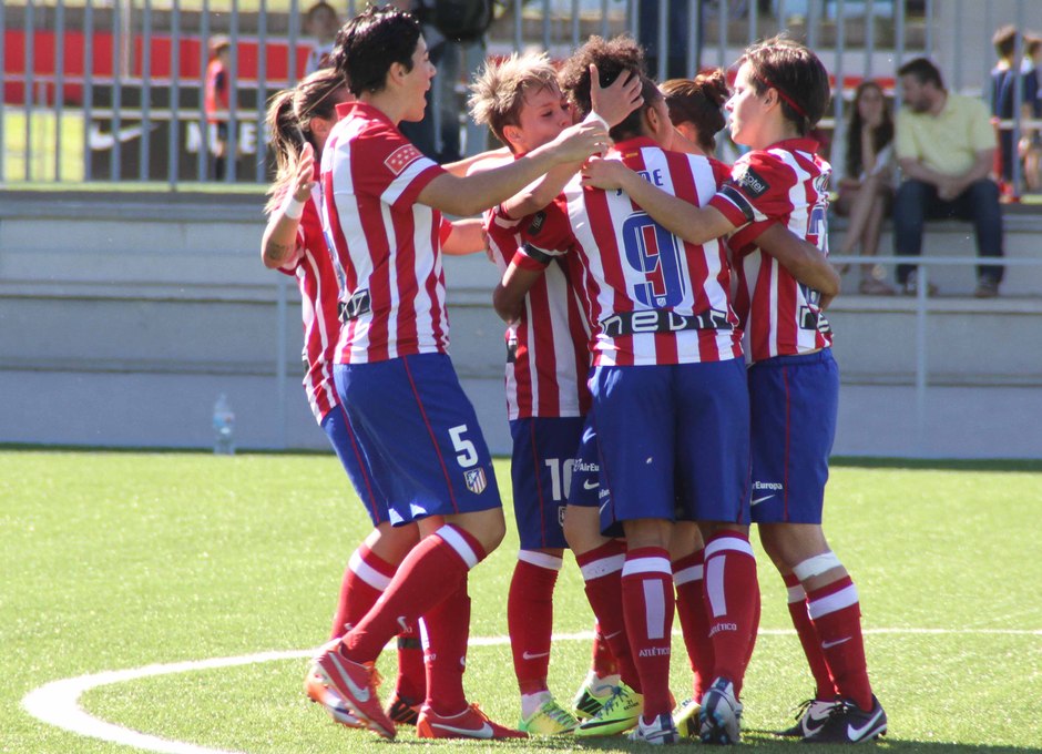 Temporada 2013-2014. Las jugadoras celebran el primer gol de Esther