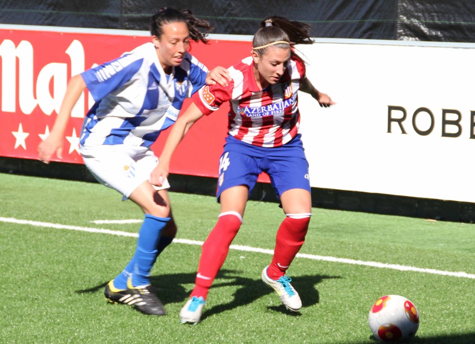 Temporada 2013-2014. Noelia Tudela regateando a una jugadora del Fundación Cajasol