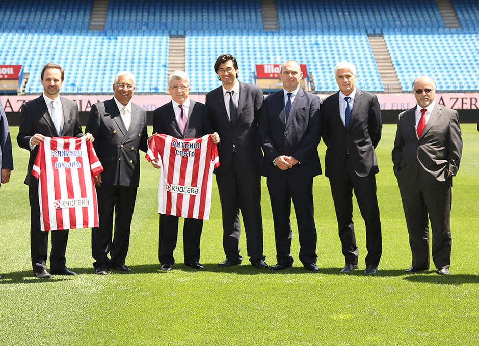 El alcalde de Lisboa visita al Atlético, finalista de la Champions 2014.