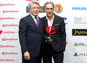 Enrique Cerezo recibe uno de los 'Premios Ejecutivos 2014'