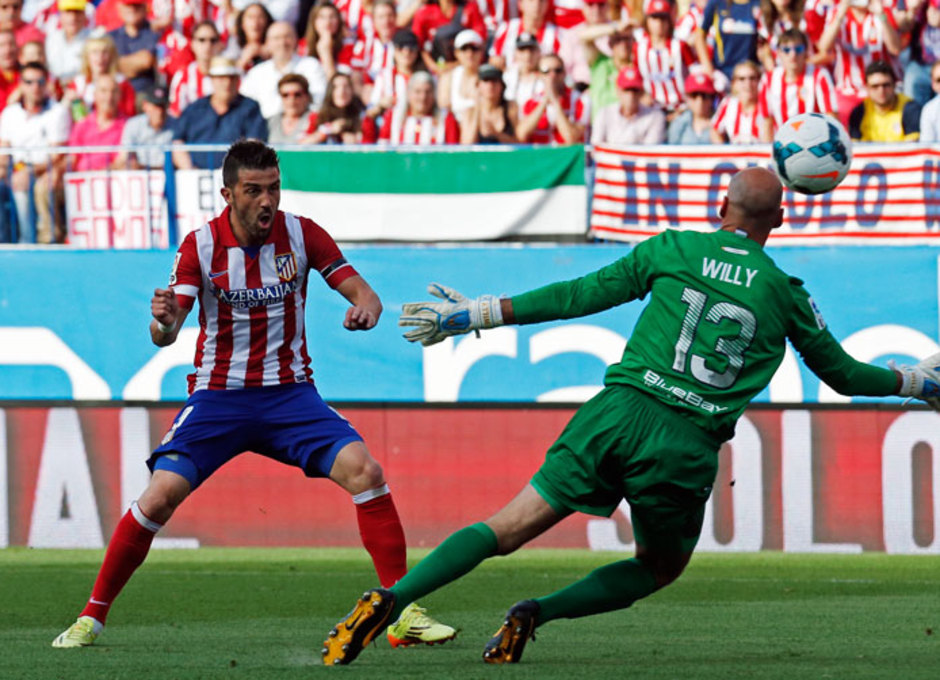 Temporada 13/14 Liga BBVA Atlético de Madrid - Málaga. Disparo de David Villa.
