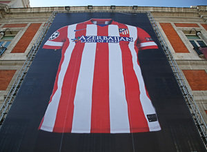 Imagen de la camiseta gigante instalada en la fachada de la Comunidad de Madrid, en la Puerta del Sol