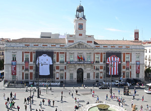 La fachada del Palacio de Correos, sede de la Comunidad de Madrid, ya vive la final de la Champions con las camisetas de Real Madrid y Atlético