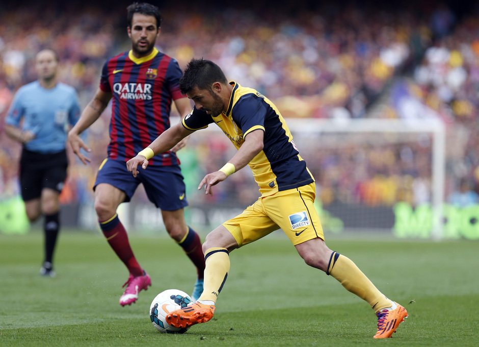 Temporada 2013-2014. David Villa intenta controlar un balón. Foto: A. G.