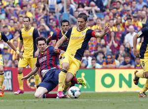 Temporada 2013-2014. Gabi recibe la entrada de Messi. Foto: A. G.