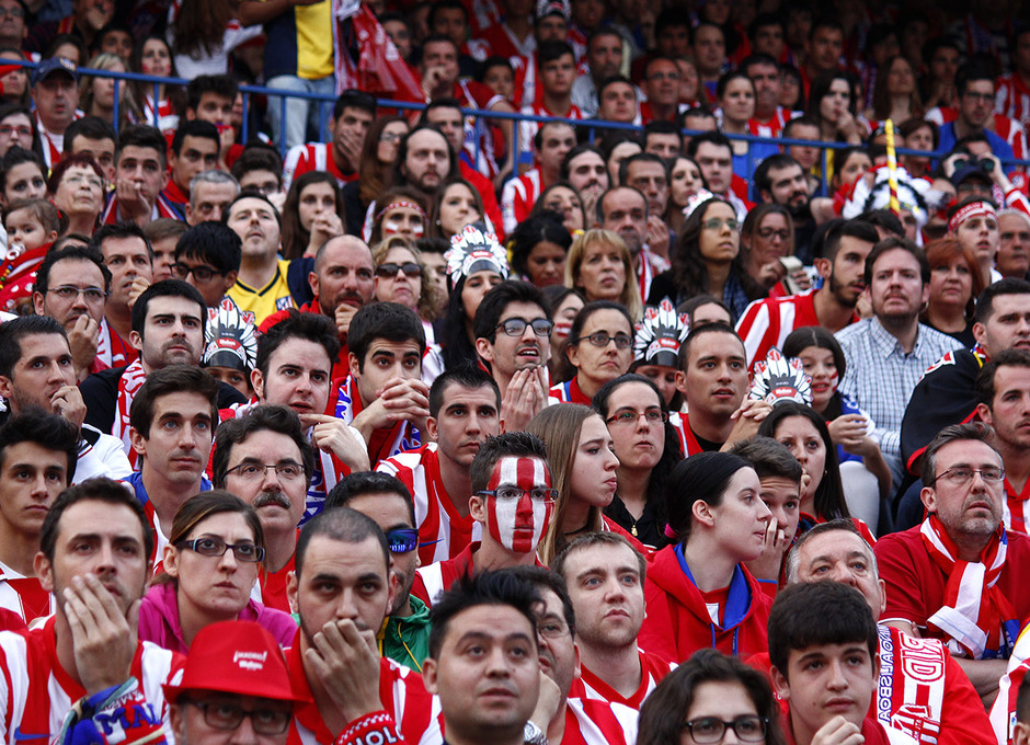 Temporada 13-14. Aficionados en el Vicente Calderón durante la Final de Champions. Foto: A. M.