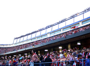 Temporada 13-14. Aficionados animando en el Vicente Calderón durante la Final de Champions. Foto: A. M.