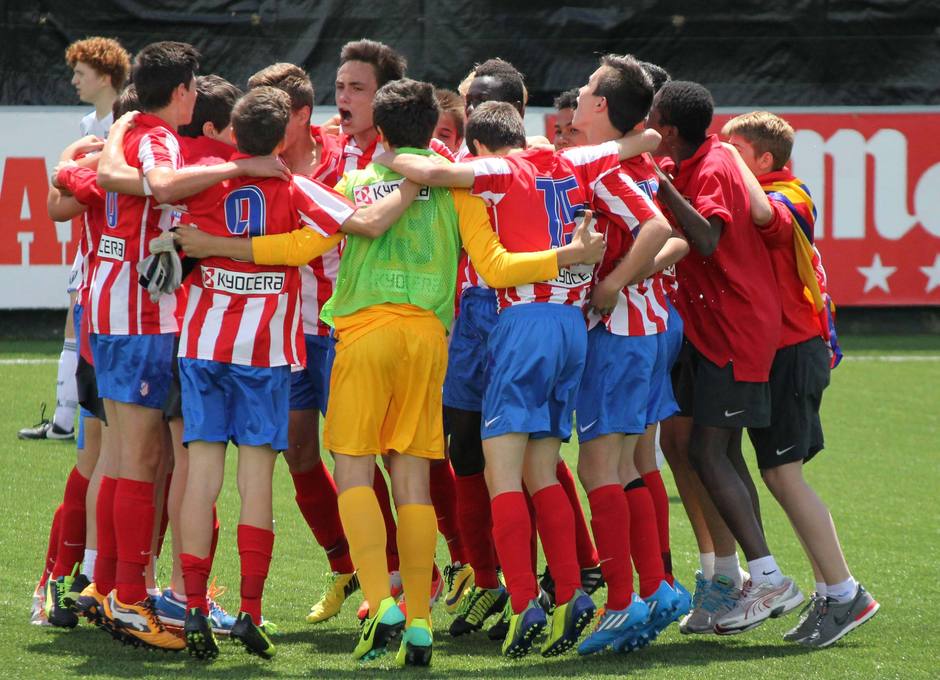 Los jugadores del Atlético de Madrid Infantil festejan la consecución del título de Liga en la última jornada al golear al Canillas (9-0)