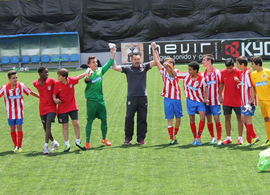 Los chavales del Infantil festejan el título de Liga en el terreno de juego de la Ciudad Deportiva