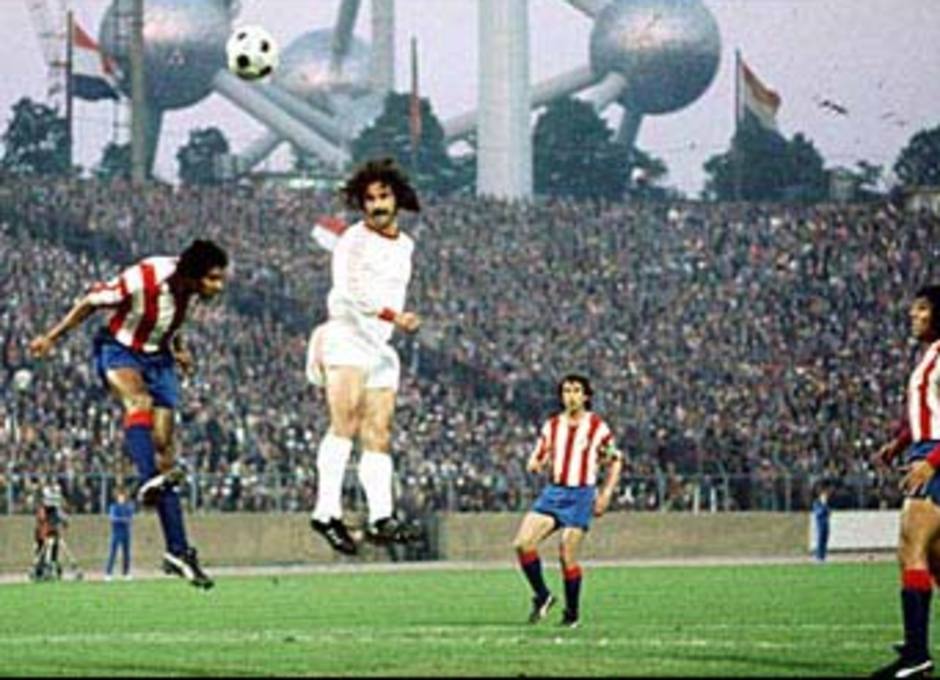 Eusebio salta para intentar impedir el cabezazo de Gerd Müller en la final de la Copa de Europa frente al Bayern en 1974