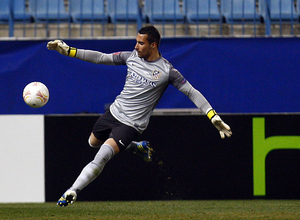 UEFA Europa League 2012-13. Asenjo realiza un saque en el encuentro de ida ante el Rubin Kazan en el Vicente Calderón