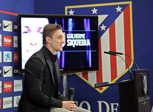 Temporada 14-15. Presentación Guilherme Siqueira. El jugador atiende a los medios. Foto: Arturo Saiz.