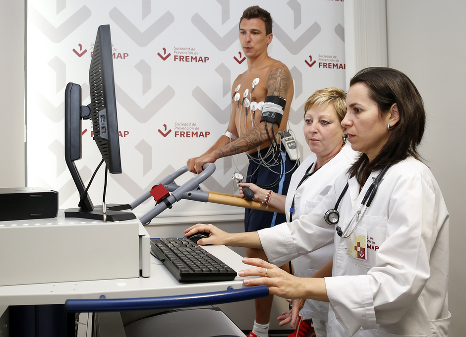 Temporada 14-15. Mario Mandzukic pasando el reconocimiento médico. Foto: A. G.