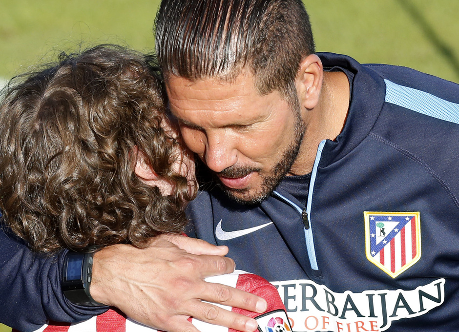 Simeone abraza a un niño en el entrenamiento matinal en el campo de fútbol de Los Ángeles de San Rafael