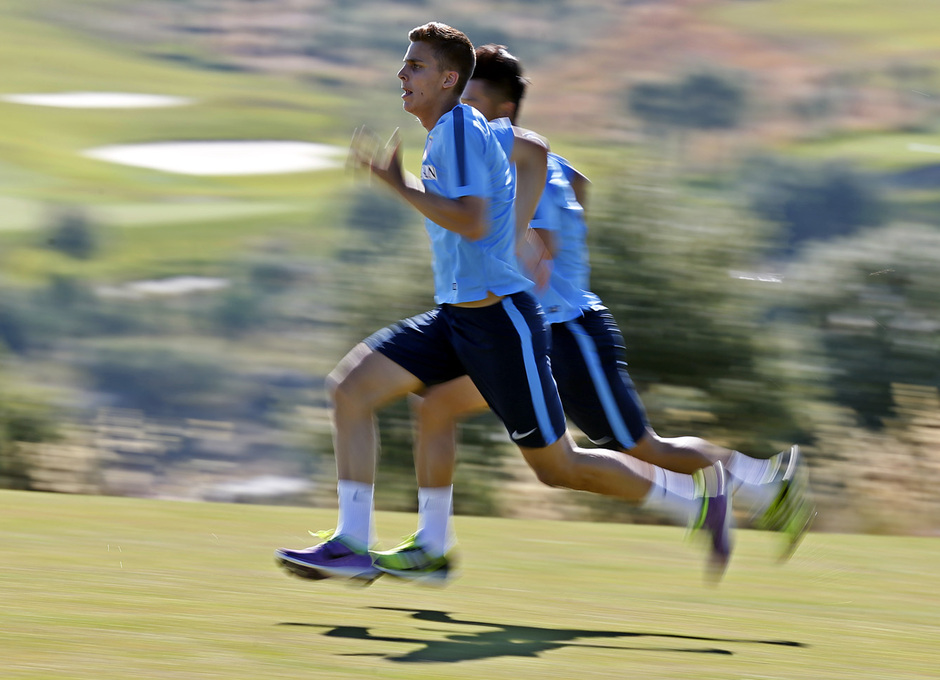 Temporada 14-15. Entrenamiento matutino en el campo de Golf de Los Ángeles de San Rafael. Iván Alejo realizando un sprint. Foto: A. G.