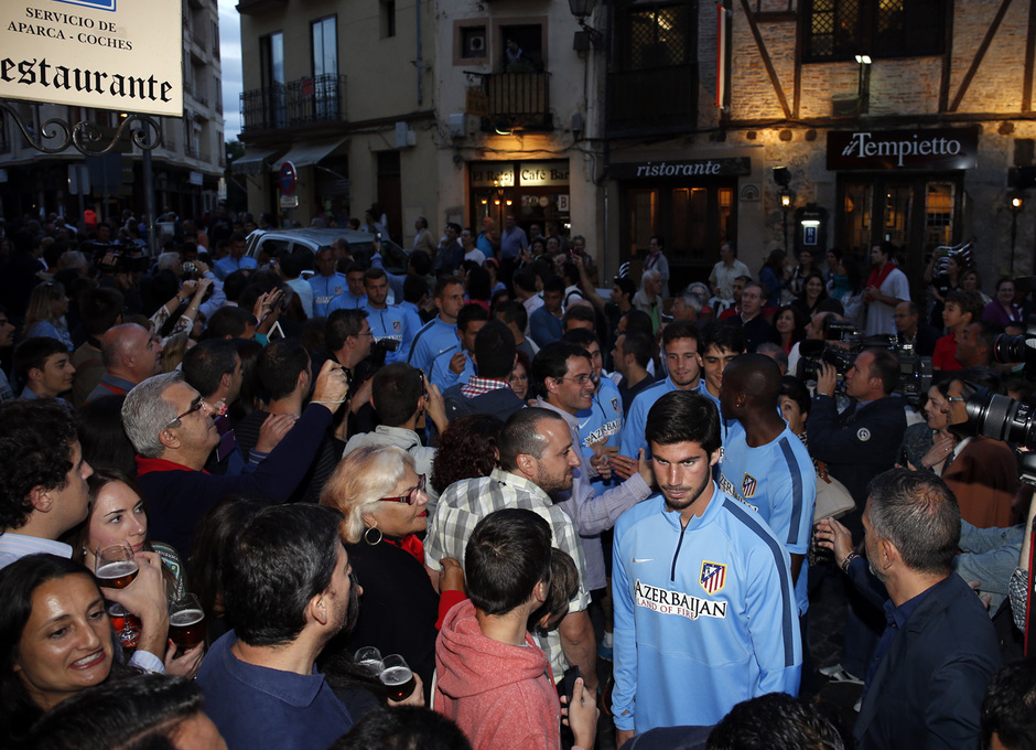 Los jugadores rojiblancos, a su llegada al restaurante José María, en el centro de Segovia