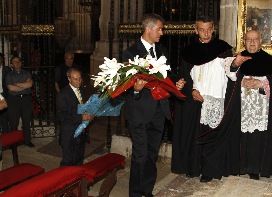 Miguel Ángel Gil Marín, con la ofrenda floral que realizó el club en la Catedral de El Burgo de Osma