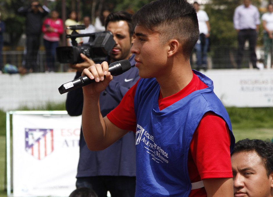 Visita Escuelas del Atlético de Madrid en México. Un joven pregunta a los futbolistas.