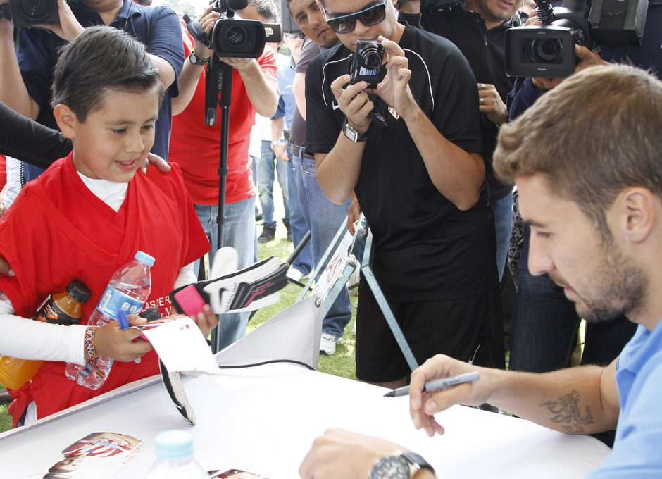 Visita Escuelas del Atlético de Madrid en México. Gabi firmando autógrafos.