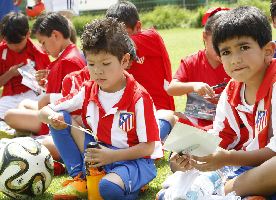 Visita Escuelas del Atlético de Madrid en México. Varios niños de las Escuelas con la equipación rojiblanca.