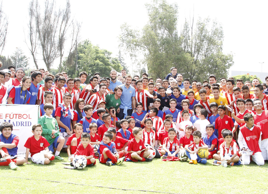 Visita Escuelas del Atlético de Madrid en México. Foto de familia de los jugadores con los niños.