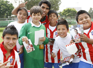 Visita Escuelas del Atlético de Madrid en México. Varios jóvenes posan con las fotos de sus ídolos.
